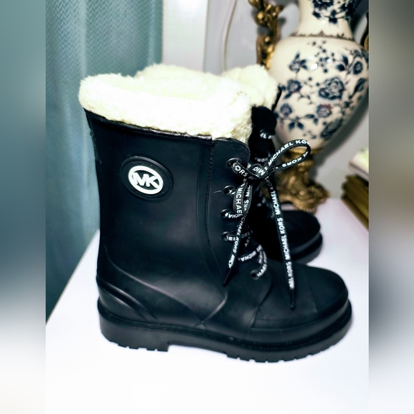 Super comfortable, soft and warm, Michael Kors Faux Shearling-Lined Rain Boots. - Picture 15 of 16